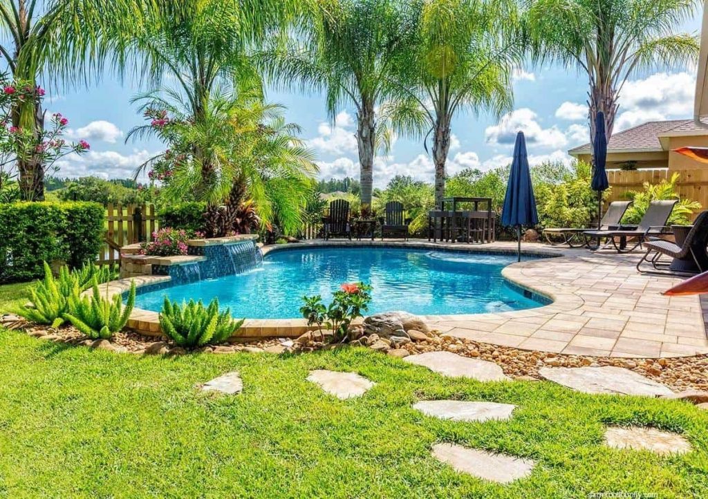 16 Best Palm Tree Landscaping Ideas, Palm Tree Landscaping Around Pool