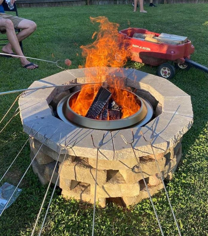 71+ Cheap & Easy DIY Backyard Fire Pit Ideas For Outdoor Living (2022)