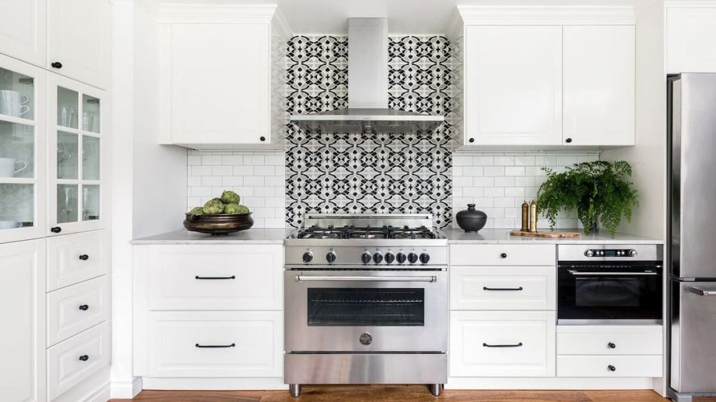 28 kitchen backsplash ideas for white cabinets