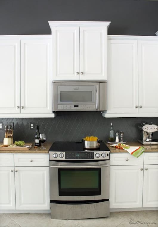 40 Best Kitchen Backsplash Ideas, White Kitchen Cabinets With Black And Backsplash