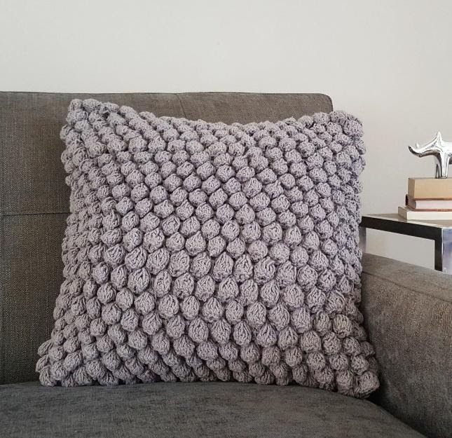 24 throw pillow ideas for grey couches