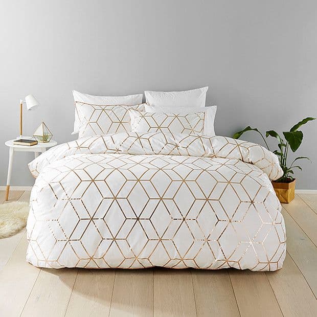 9 mixed geometric print white and gold bedroom ideas 1