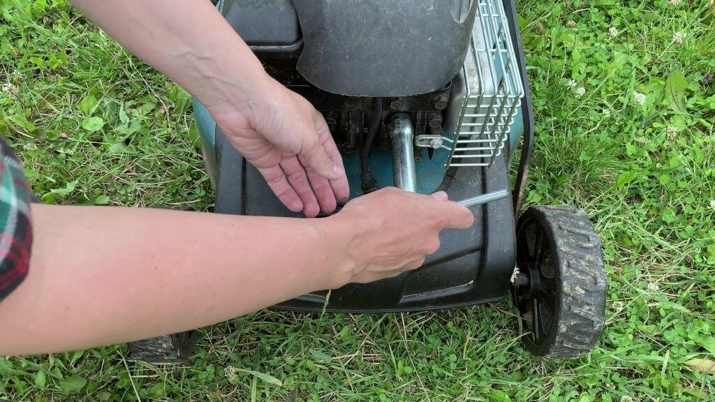 changing replacing lawn mower spark plug