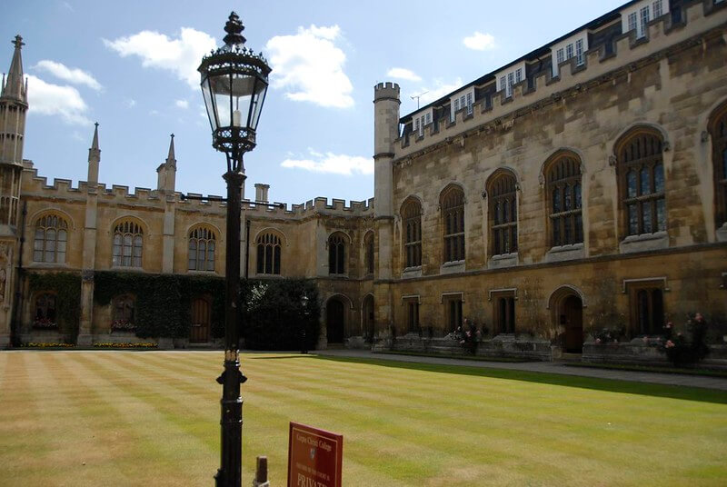 3 colleges that look like hogwarts