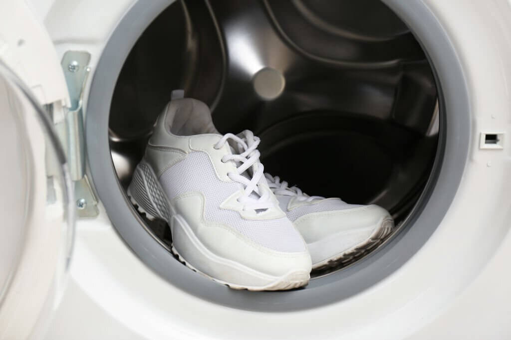clean sports shoes in washing machine