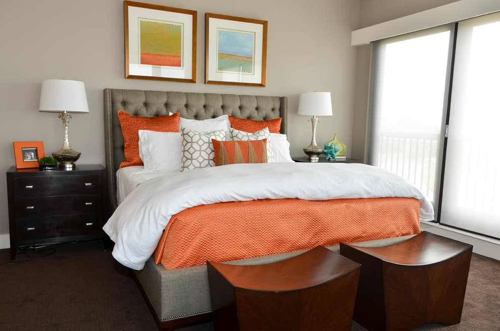 Coral bedding with gray walls