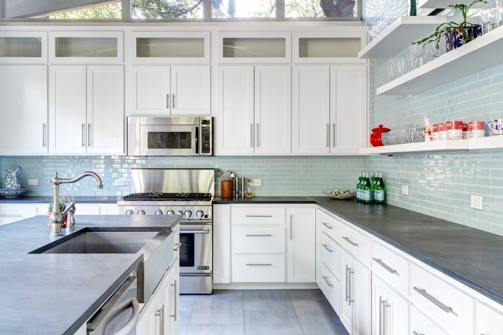 backsplash for white cabinets and darl granite countertop 2
