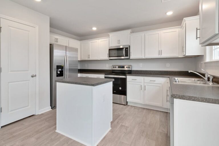 Why White Cabinets are the Right Choice for Your Kitchen Remodel