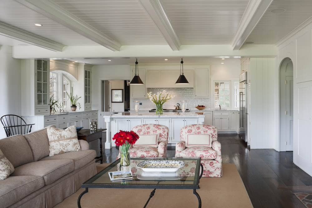 Using lighting strategically for a good small living room idea. 