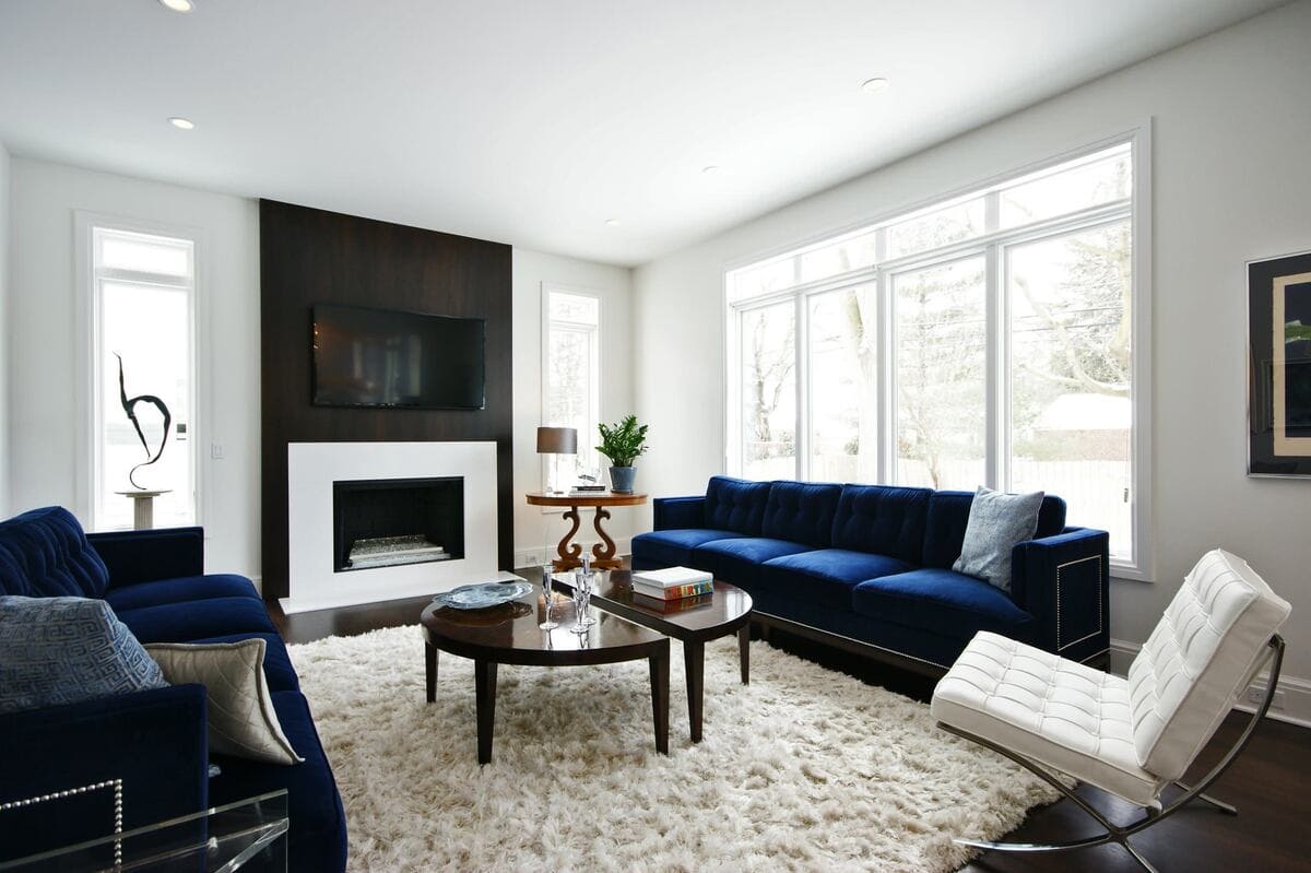 Using a suitable coffee table in the small living room