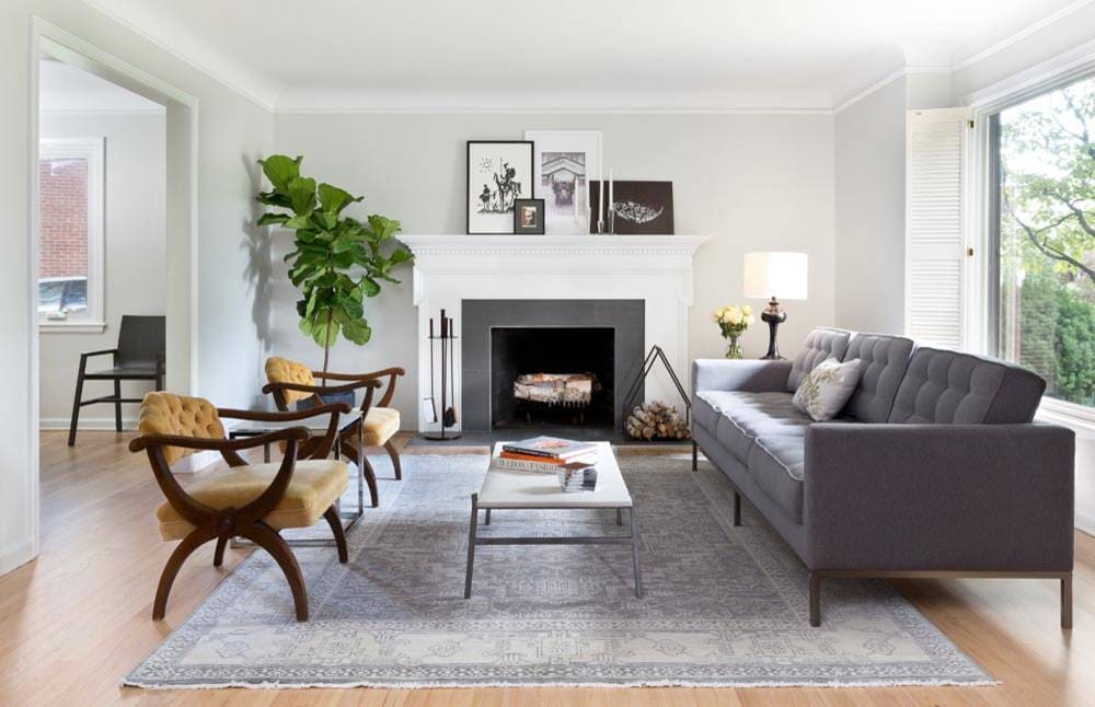 Hang plants in the small living room. 